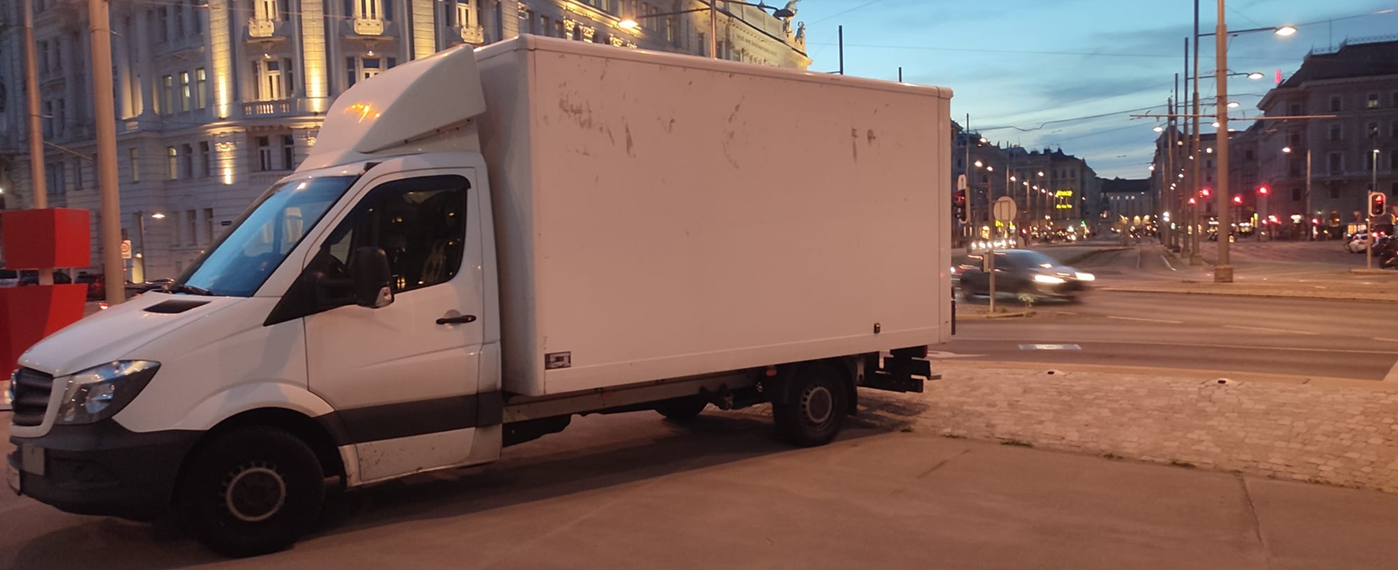 Fahrer mit Transportfahrzeug und Pokalen