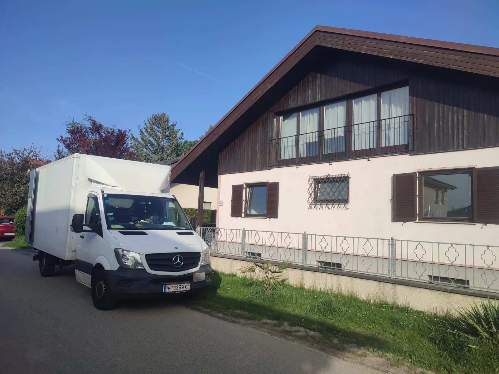 Roter Transporter auf einer Straße in Österreich